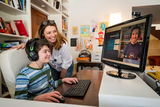 un enfant accompagné de son parent, suivent sur ordinateur l’atelier d’essai gratuit de Studio XP