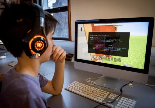Un enfant faisant du code informatique sur Minecraft