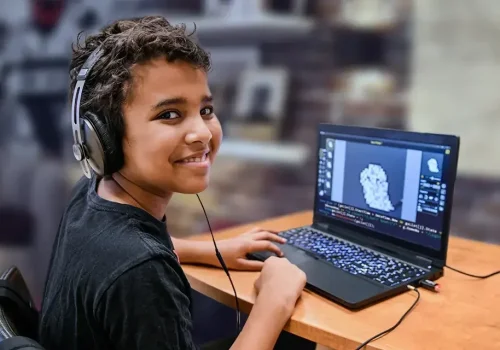 Enfant à la maison participant à un cours de minecraft en ligne