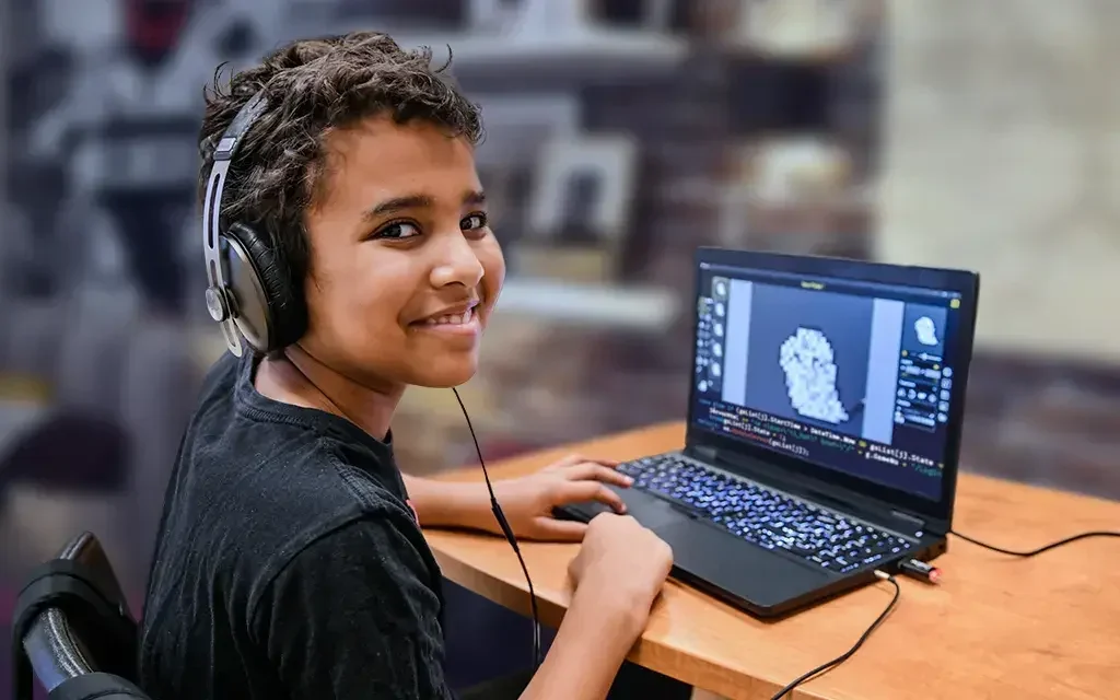 Enfant à la maison participant à un cours de minecraft en ligne