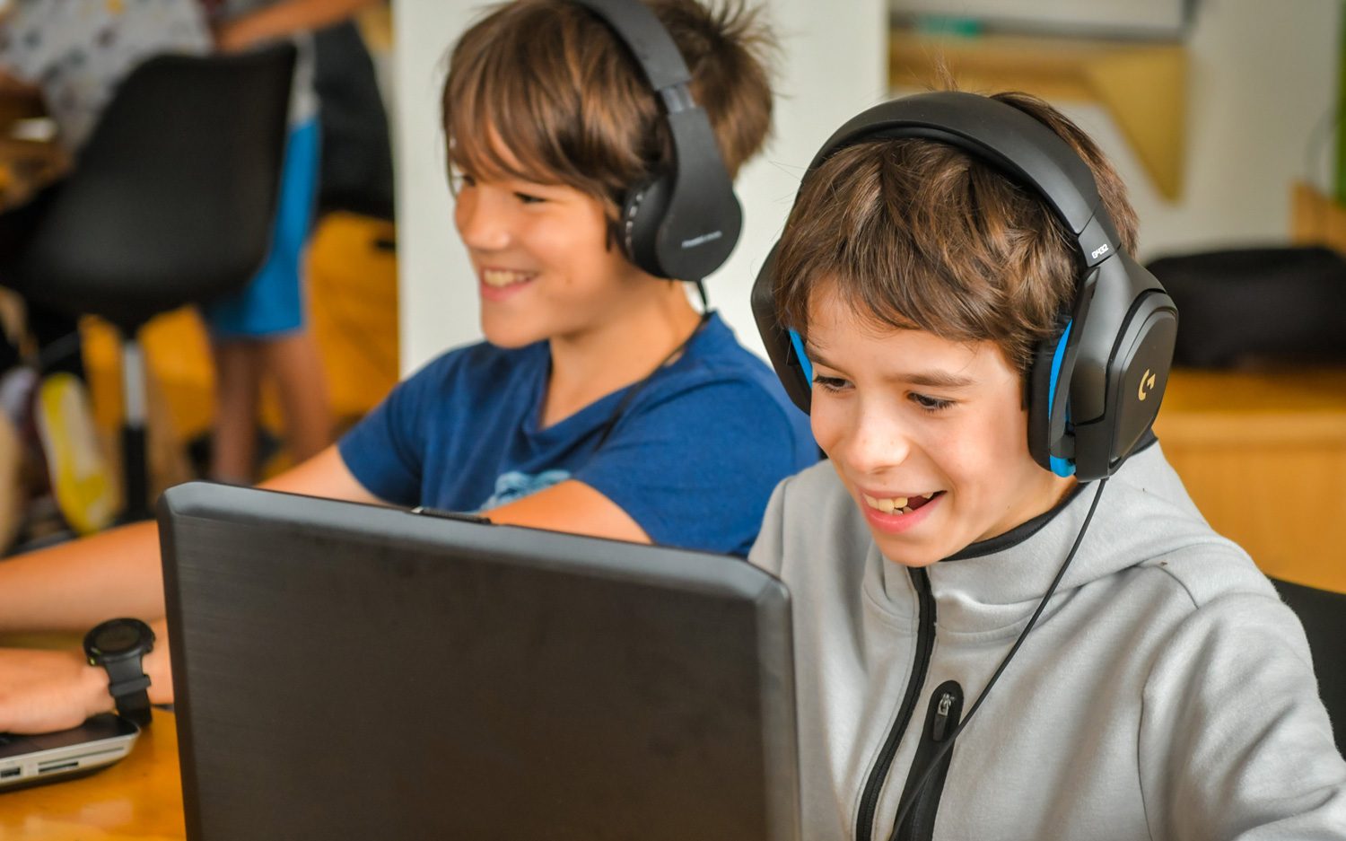 2 enfants apprenant à coder sur des ordinateurs