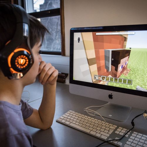 Un enfant devant un écran suit le Cours Codeur Minecraft